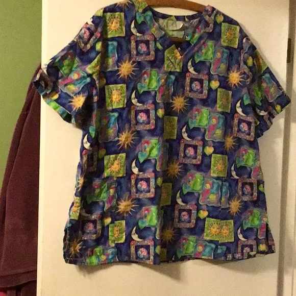 O2 Scrubs top size large? - Picture 1 of 6